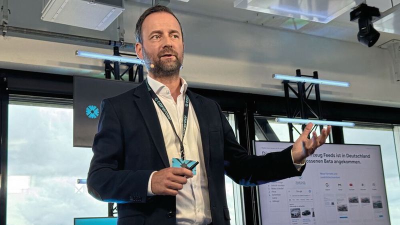 Johannes Graßmann von Google Deutschland gab Einblicke in die Möglichkeiten von künstlicher Intelligenz im Automobilvertrieb. (Bild: Achter – VCG)