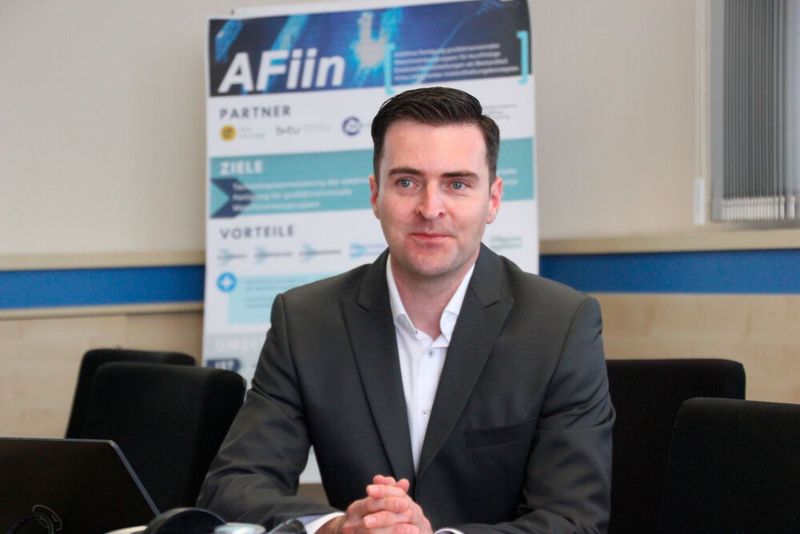 Ronny Sembol, Projektleiter Additive Fertigung bei MCR Engineering Lausitz: „Mit dem 3D-Druck ist es möglich auch in kleinen Losgrößen kurzfristig Ersatzteile herzustellen. Damit reduzieren sich die Stillstandszeiten und Lagerkosten beim Kunden.“ (Bild: J. Pfeiffer/VCG)