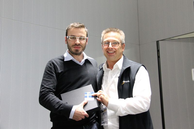 Markus Hofer von Lenoplastics AG (links), Gewinner des Wettbewerbs bei der Preisübergabe mit Marcel Strebel (rechts). (Bild: Virtuelle Fabrik)