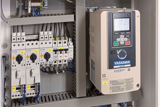 Die ölfreien Kompressoren nutzen die Frequenzumrichter der Serie GA700.(Bild:  Yaskawa)