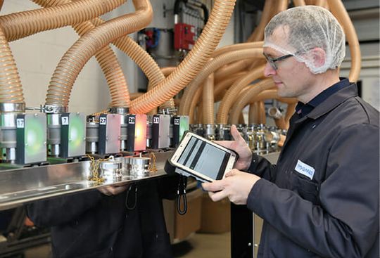 (SAP ME prüft am Kupplungsbahnhof den Zustand der Charge und stellt deren Rückverfolgung bis ins Granulatlager sicher. Bild: IGZ)