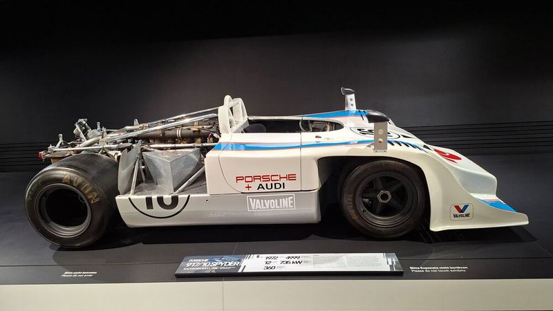 Zu Beginn der CanAm-Rennsaison 1971 hatte der Porsche 917/10 noch den 5-Liter-Zwölfzylindermotor ohne Turbolader. In allen Läufen wurde der Wagen von Jo Siffert gefahren, dessen beste Ergebnisse ein zweiter Platz in zwei Rennen war. Dem 917/10 fehlte es gegenüber den stärker motorisierten McLaren- und Lola-Rennwagen weiterhin an Motorleistung, um auch Siege einfahren zu können. Deswegen wurde im Jahre 1971 von Porsche-Werksingenieuren der bisherige Saugmotor mit zwei Turboladern ausgerüstet. (Bild: Dominsky – VCG)