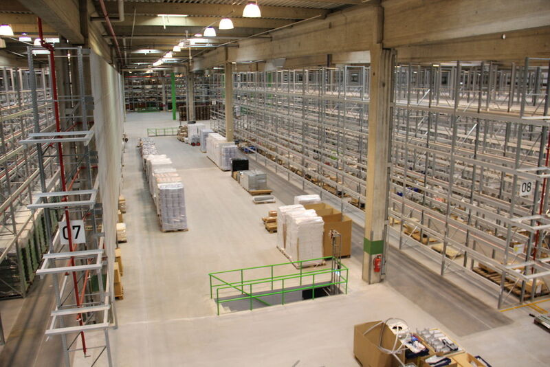 Noch sind die Lagerplätze leer. Über den Jahreswechsel erfolgt bei Wollschläger der Umzug in das neue Logistikcenter. (Bild: Kroh)
