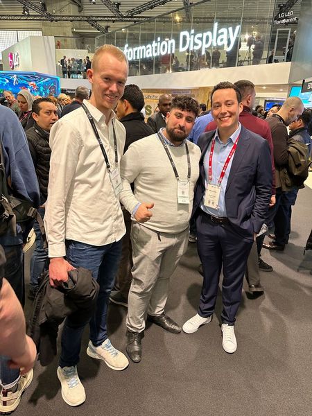 (v. l.) Raphael Lechtenberg und Harun Celik (Office Partner) mit Marius Otto (LG). (Bild: Vogel IT-Medien)