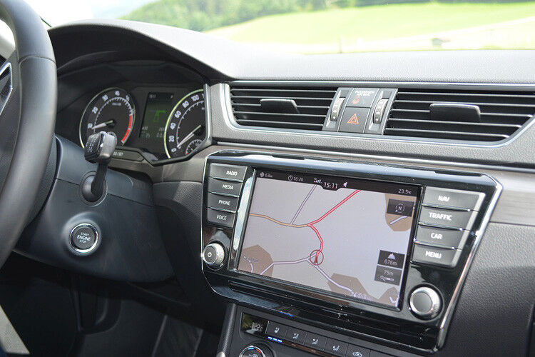 Der Bildschirm in der Mitte ist nicht nur für das Navigationssystem zuständig. Hier sitzt auch „Smart-Link“ zur Verbindung des Smartphones mit dem Auto. (Foto: Andreas Grimm)