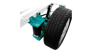 Die 2-Kanal-Vollluftfederung für die Hinterachse ist serienmäßig mit der Luftfedersteuerung AirDriveControl® ausgestattet, (Goldschmitt)