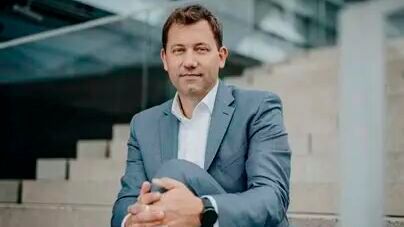 Bundesfinanzminister Lars Klingbeil will bei einer Abkehr vom Verbrenner-Aus im Gegenzug Zusagen der Industrie für den Produktionsstandort Deutschland.(Bild:  lars.klingbeil.de)