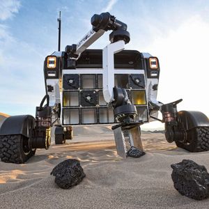 Test des FLEx-Rovers von Astrolab und seines Roboterarms. Die Tests wurden in der Nähe des Death Valley, Kalifornien, durchgeführt.(Bild:  Astrolab)