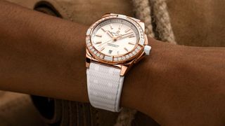 Die weltweit erste Luxusuhr, deren Lieferkette zu 100 Prozent transparent ist: die „Super Chronomat Automatic 38 Origins“ von Breitling. Sourcemap sorgt für den Durchblick. (Bild: Breitling)