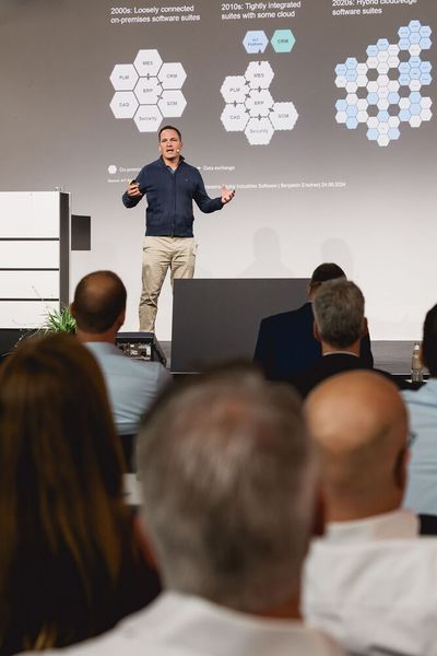 Benjamin Erschen, Head of CPG Industries Germany, beim Event-Sponsor Siemens will das Manufacturing Smart Machen - Wie? Mit Low Code! (Bild: Stefan Bausewein)