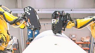 Bei schwerkraftbelasteten Achsen sind gefahrbringende Bewegungen infolge der Schwerkraft zu berücksichtigen. Deutlich werden diese Gefährdungen etwa bei Knickarmrobotern. (Igus)