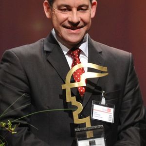 Holger Weidmann, Geschäftsführer Krautzberger GmbH, freut sich über den Hermes Award 2011. Bild: Deutsche Messe 2011