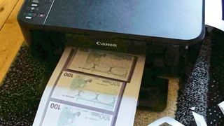 In der Wohnung der Verdächtigen beschlagnahmter Tintenstrahldrucker. (Polizeidirektion Pirmasens)