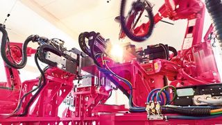 Hochautomatisiert und vernetzt: Schweißroboter im neuen Rittal-Werk Haiger. (Rittal)