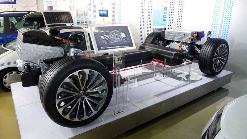 Bei dem gezeigten Wasserstoff-Konzept von Audi handelt es sich um das „h-tron concept“, ein Brennstoffzellenfahrzeug der fünften Generation, das über einen tatsächlichen Wirkungsgrad von 60 Prozent verfügt. Das entspricht der etwa doppelten Energieausbeute, wie sie etwa bei vergleichbaren Benzin- oder Dieselfahrzeugen mit herkömmlichem Heiß-Verbrennungsmotor üblich ist.  (Bild: Dominsky – VCG)