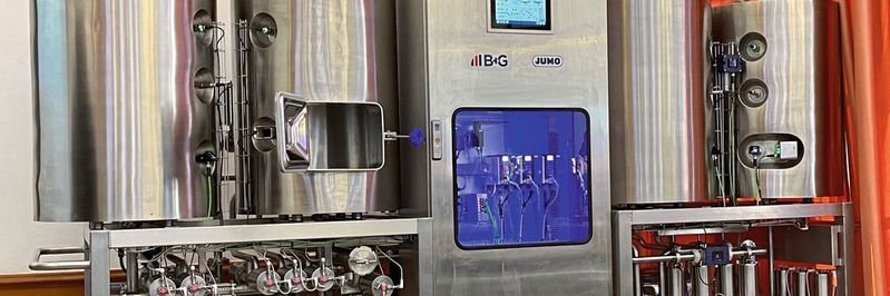 Die Jumo-Brauereianlage ist vollautomatisiert und kompakt in Skid-Bauweise aufgebaut – komplett aus Edelstahl. Die Ausstoßmenge liegt bei 100 Litern Kaltwürze. Die Jumo-Brauereianlage ist vollautomatisiert und kompakt in Skid-Bauweise aufgebaut – komplett aus Edelstahl. Die Ausstoßmenge liegt bei 100 Litern Kaltwürze.