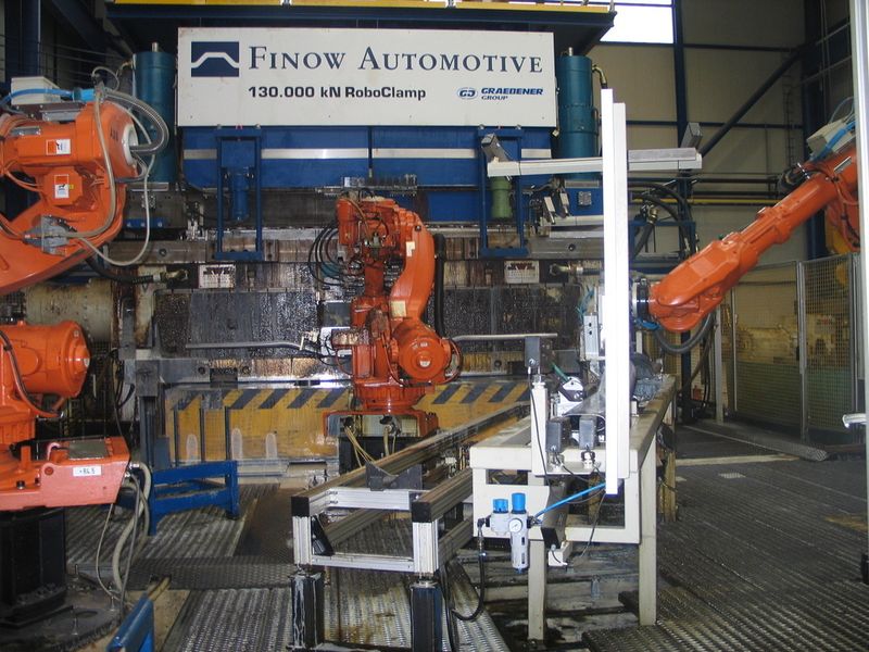 Kernstück der vollautomatisierten Fertigungslinie zur Herstellung der Längsträger des Leiterrahmens Land Rover Discovery und Range Rover Sport ist die 13 000 t Hydroforming-Presse der Firma Gräbener. (Archiv: Vogel Business Media)