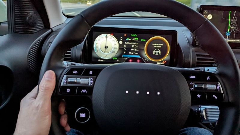 In Sachen Fahrerassistenz zeigte der Kleinwagen allerdings ein paar nervige Schwächen. Beispielsweise meldete sich der Spurhalteassistent immer wieder mahnend, weil das Lenkrad offenbar keine kapazitive Handerkennung hat. Irgendwann schaltet man ihn dann ab. (Bild: Rosenow – VCG)