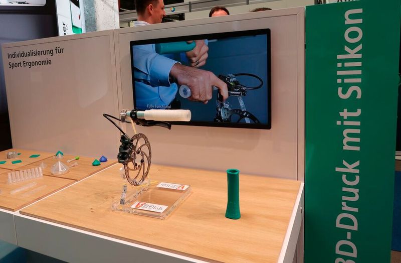 ...Mit ihm können beispielsweise Fahrradgriffe individuell produziert werden... (Bild: D. Quitter – VCG)