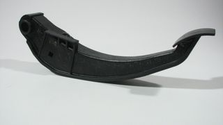 Wesentliches Ausgangsmaterial zur Herstellung des Bremspedals ist Organoblech. Das Fertigteil ist um die Hälfte leichter als vergleichbare herkömmliche Pendants aus Stahl. (Bild: Lanxess)