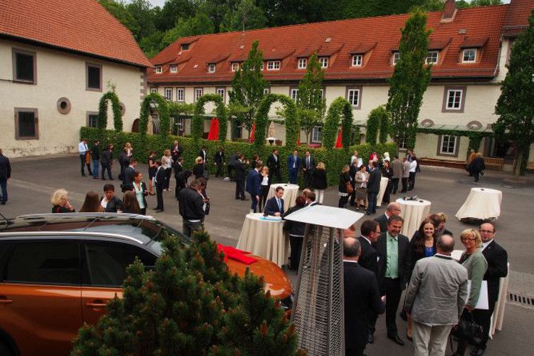 Die Verabschiedung des 52. Jahrgangs der BFC-Absolventen fand auf dem Landsitz des Grafen von Nörten-Hardenberg statt. (Richter)