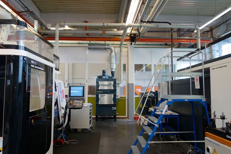 Die Öl- und Emulsionsnebelabsauganlagen von Kaweha werden beim Einsatz von Kühlschmierstoffen im Bereich der zerspanenden Metallbearbeitung, hier an zwei DMG CNC-Drehautomaten, eingesetzt. (Bild: Kaweha Anlagentechnik)