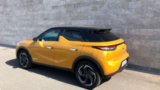 Der DS 3 Crossback fällt nicht zuletzt wegen seiner Imerial Gold Lackierung auf. Wir haben das SUV in der „Performance Line“ getestet. (Jens Scheiner/»Automobil Industrie«)
