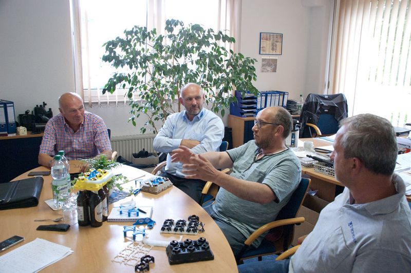 Sprechen über VISI, den Bottle-Buddy und Ostwestfalen: Manfred Vollmer (links) und Frank Vollmer, Alexander Brock sowie Frank Strohdiek im Büro bei VKT in Bielefeld. (Mecadat)