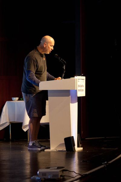 Etwas underdressed wirkte der Auftritt von Brocade-CTO David Meyer. Mehr als dessen lässige Kleiderordnung dürfte Zuschauer jedoch eine recht spezielle Analyse inspiriert haben. Dabei ging es um die ambivalenten Eigenschaften komplexer, technischer Systeme. (Bild: Srocke)