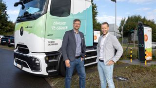 Dr. Daniel Kruse, Leiter Enervie Team Elektromobilität (l.), und Lars Siebert, Vertriebsteam Trucks Devision Jürgens-Gruppe (r.), vor einem E-Actros 600 an einer Schnellladesäule der Enervie-Tochtergesellschaft „Mark-E“. (Bild: Enervie Gruppe / Thomas Seuthe)