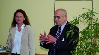 Günter Rademacher, Logistikchef bei Siemens Power Generation: „Wenn wir schon Herr der Kisten werden, wollen wir auch Herr des Inhalts werden.“  Dazu leistete Manuela Wahl als Projektverantwortliche von Fraunhofer-IFF ihren Beitrag. (Archiv: Vogel Business Media)