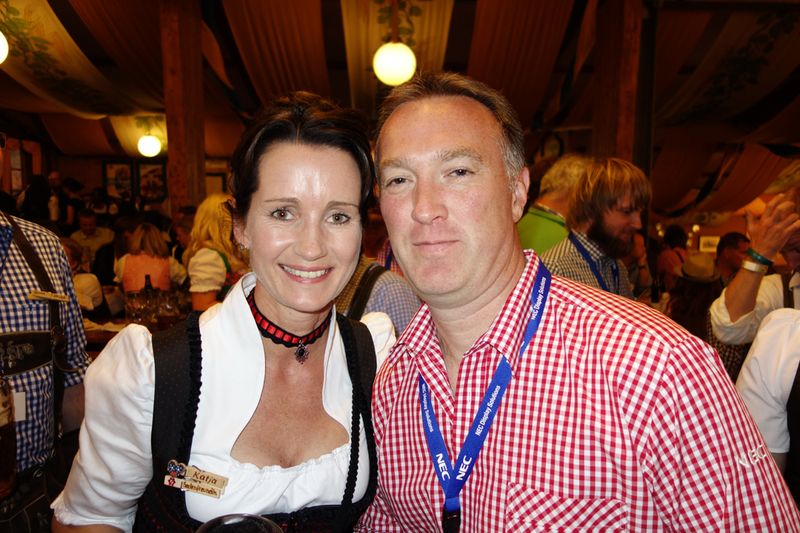 Katja Neumann mit Kollege Andy Haywood, NEC (Bild: IT-BUSINESS)