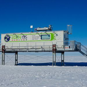 Die mobile Testanlage nahe der Neumayer-Station III in der Antarktis steht auf einer Plattform. Bei der Inneneinrichtung vertraut das DLR-Institut für Raumfahrtsysteme auf Item Bauteile.