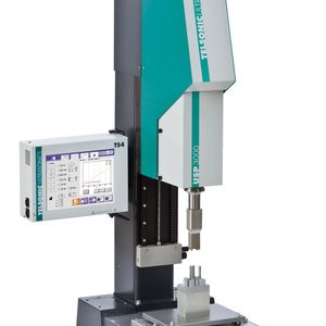 Auf einer vollautomatischen Anlage schweißen 1,2 bis 2,4 kW starke Ultraschallköpfe die Sensorhalterungen wiederholgenau und prozesssicher in lackierte Stoßfänger.