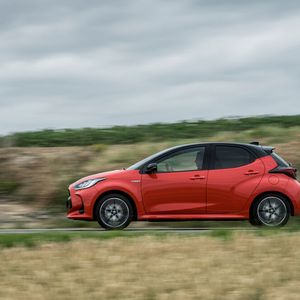 Der Yaris liegt nun satter auf der Straße.(Bild:  Toyota)