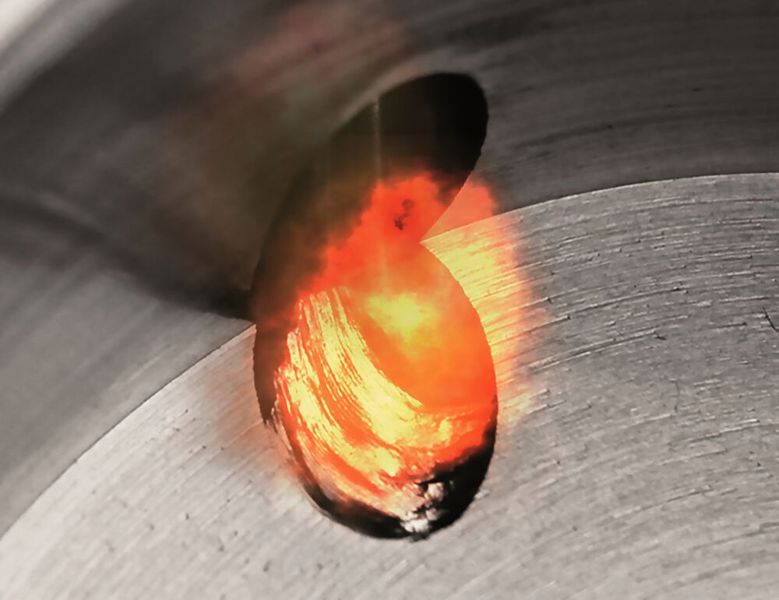 In TEM deburring, the burr to be removed is oxidised by a chemical reaction occurring between the material and the process gas. The process can be used for workpieces made of various metals, as well as for thermoplastics with complex geometries and numerous, difficult to access deburring points. (Source: ATL Luhden)