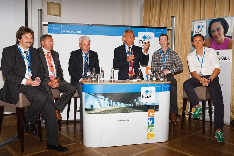 Podiumsdiskussion „EGA gestern, heute, morgen“ mit (von li.) Wolfram Lambeck, Anton Gerum, Georg Wolf, Reinhold Thalhofer, Sven Heilmann und Carlo Jesse. (Archiv: Vogel Business Media)