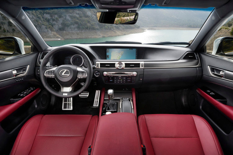 Im Innenraum dominiert eine ausgeprägte Geschmackssicherheit bei der Gestaltung bis hin zu liebevollen Details, in Verbindung mit feinen Materialien und einer Verarbeitung, der nur das Attribut „Makellosigkeit“ gerecht wird. (Foto: Lexus)