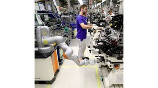 Volkswagen setzt ab sofort kollaborierende Roboter in der Serienproduktion der Triebsatzvormontage ein. (Volkswagen)