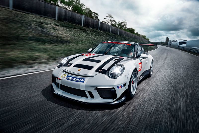 Der Automobilhersteller Porsche hat sein Markenpokal-Rennfahrzeug 911 GT3 Cup für die Saison 2017 überarbeitet. (Porsche)