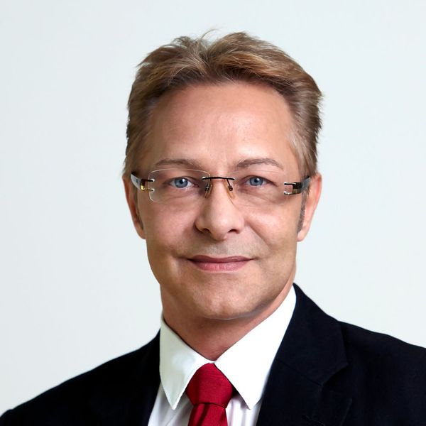Thomas Reger, Business Development Manager bei ADN, geht in seiner Peer Reference „Der Secure Digital Workspace – Neue Ansätze einer Arbeitsplatzumgebung“ unter anderem auf Sicherheit und Konformität in multiplen Cloud-Szenarien ein. (Bild: ADN)