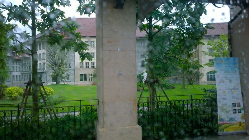 Die Gebäudekomplexe sind durch ein Schienensystem mit historisch anmutenden Triebwagenzügen aus der Schweiz verbunden. (Vogel IT-Medien)