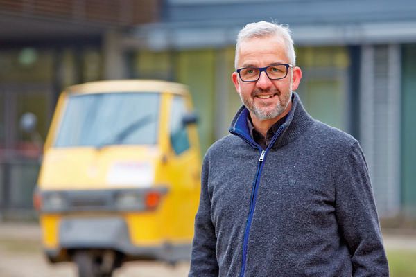 Studiendirektor Roland Hasenohr hat das Projektteam um die e-Ape begleitet und die Schüler-Techniker bei ihrer Arbeit unterstützt. (Bild: Phoenix Contact)