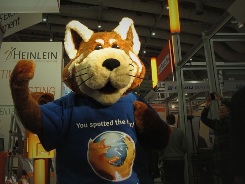 Open-Source-Prominenz auf der CeBIT: Mit etwas Glück begegneten die Messebesucher in Halle 2 einem roten Plüschpanda - dem Maskottchen des Webbrowsers Firefox  (Bild: ds)