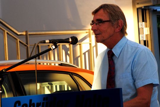 Bürgermeister Peter Paul Ahrens freut sich, an prominenter Stelle in Iserlohn ein neues VW-Autohaus eröffnen zu können. (Archiv: Vogel Business Media)