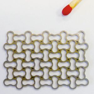 Beim Wasserstrahlschneiden gibt es keinen Wärmeeintrag und keine verbrannten Schnittkanten. Da es nicht zu Aufhärtungen im Schnittbereich kommt, bleibt die Flexibilität des Materials erhalten. 