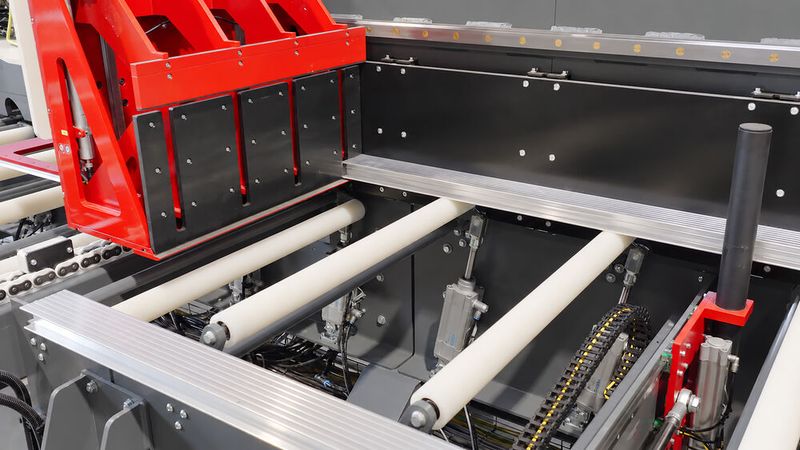 Säge mit „intelligentem“ Druckbalken: Nach Auswahl der Profilform stellt die Xm 250 von IMA Schelling Precision alle Maße, Druckkräfte und Schnittparameter vollautomatisch ein. (Bild: IMA Schelling Precision)