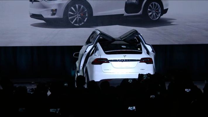 Das kann ich Ihnen zeigen – bringt mal die Autos! (Tesla)