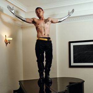 Verschiedene Musiker sind im Pirelli-Kalender 2022 abgebildet, so etwa der chinesisch-stämmige Hip-Hopper Bohan Phoenix.(Bild:  Pirelli Kalender 2022, Bryan Adams)