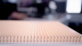 Für Ingenieurskunst im Mikrometerbereich stehen diese Isolierhülsen aus Keramik. Hier direkt nach dem 3D-Druck (sogenannte Grünteile). Sie kommen mit Wandstärken feiner als ein menschliches Haar und sind für die industrielle Serienfertigung ausgelegt.  (Bild: Sinto Advanced Ceramics)